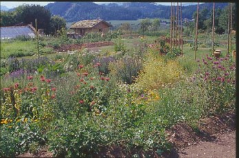 Kräutergarten mit Strohballenhaus